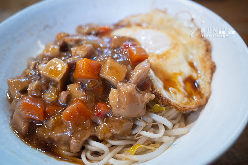 寧夏夜市小餐館，炒飯口味很特別，醬烤排骨香甜口味重