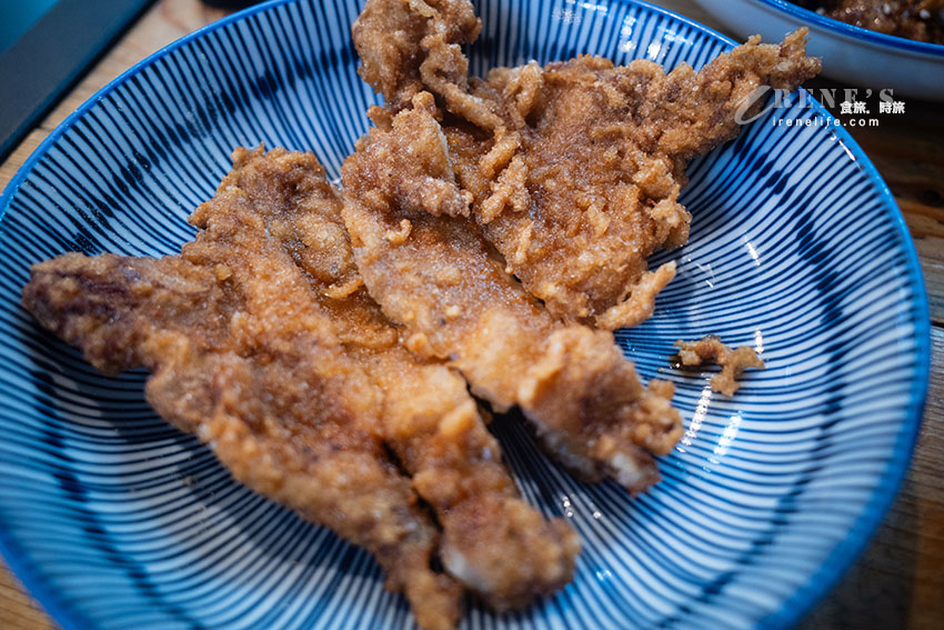 寧夏夜市小餐館，炒飯口味很特別，醬烤排骨香甜口味重