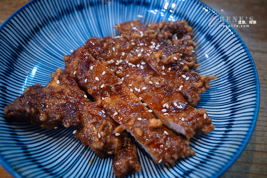 寧夏夜市小餐館，炒飯口味很特別，醬烤排骨香甜口味重