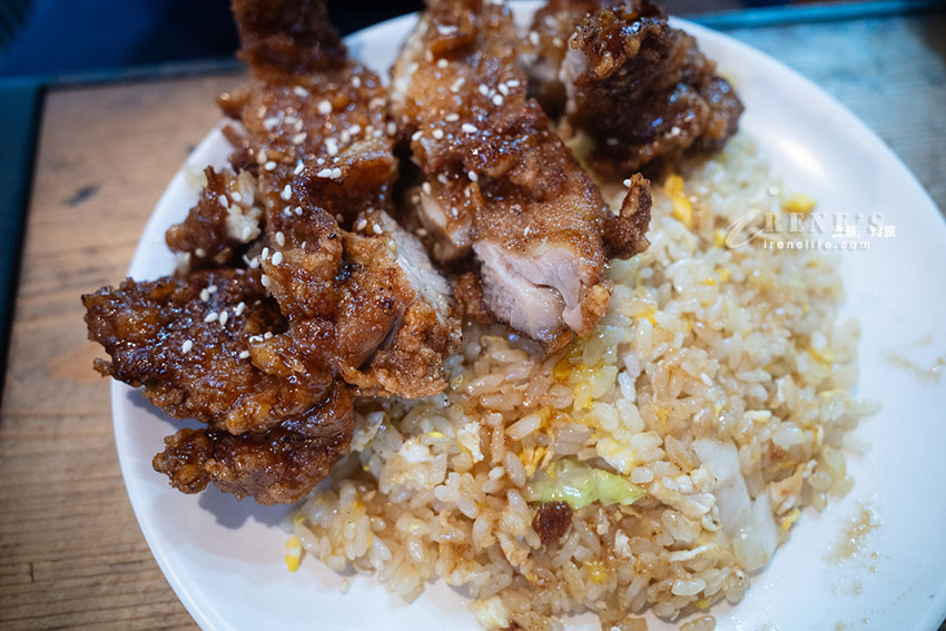寧夏夜市小餐館，炒飯口味很特別，醬烤排骨香甜口味重
