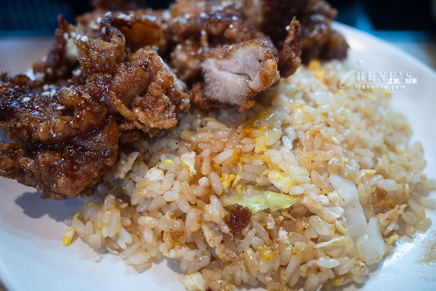 寧夏夜市小餐館，炒飯口味很特別，醬烤排骨香甜口味重