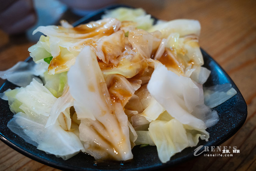 寧夏夜市小餐館，炒飯口味很特別，醬烤排骨香甜口味重