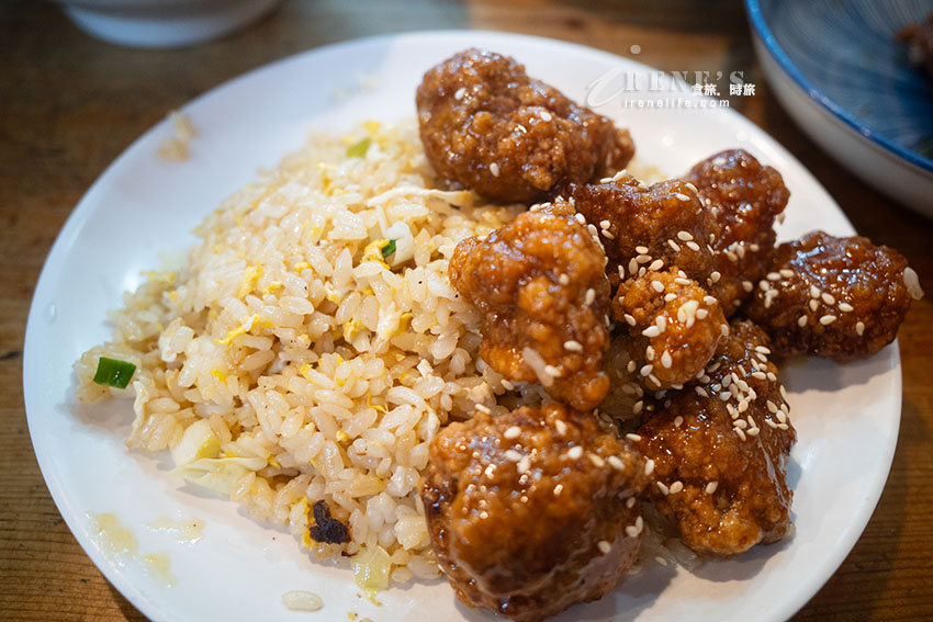 寧夏夜市小餐館，炒飯口味很特別，醬烤排骨香甜口味重 @Irene's 食旅．時旅