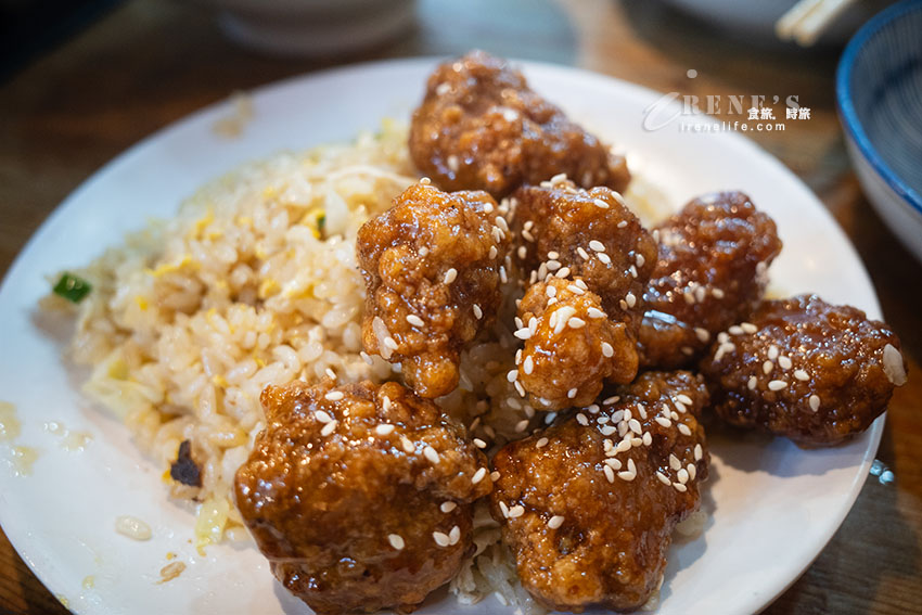 寧夏夜市小餐館，炒飯口味很特別，醬烤排骨香甜口味重