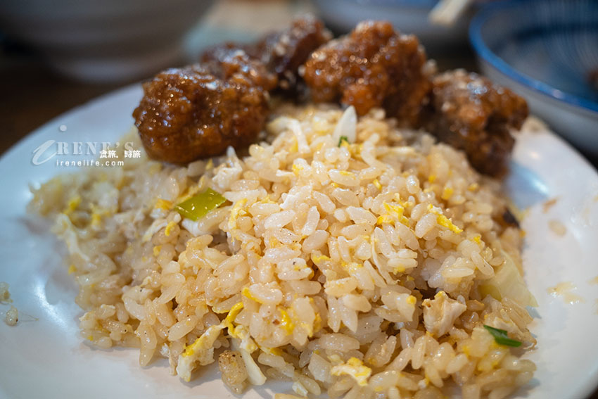 寧夏夜市小餐館，炒飯口味很特別，醬烤排骨香甜口味重