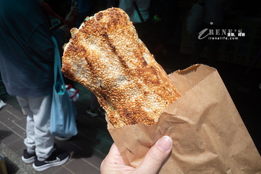 自2000年創立至今的阿國碳烤燒餅店，是基隆的人氣排隊美食，現揉現包現烤的燒餅，用香氣擄獲在地民眾與外地遊客的心，用手藝奠定老店的招牌。人潮幾乎排到轉角處的阿國碳烤燒餅店，人氣超級夯，不過動作也是很快的，小排一下不用等太久。只賣五種品項，價格從18元起。店內有多位工作人員不停的桿麵、包餡、進爐烘烤等，如此龐大的陣容，可