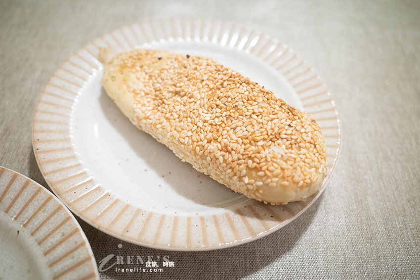 基隆火車站前的人氣伴手禮,現場人手多到不及應付,大把蔥花直接用機器切 基隆火車站前的人氣伴手禮,現場人手多到不及應付,大把蔥花直接用機器切