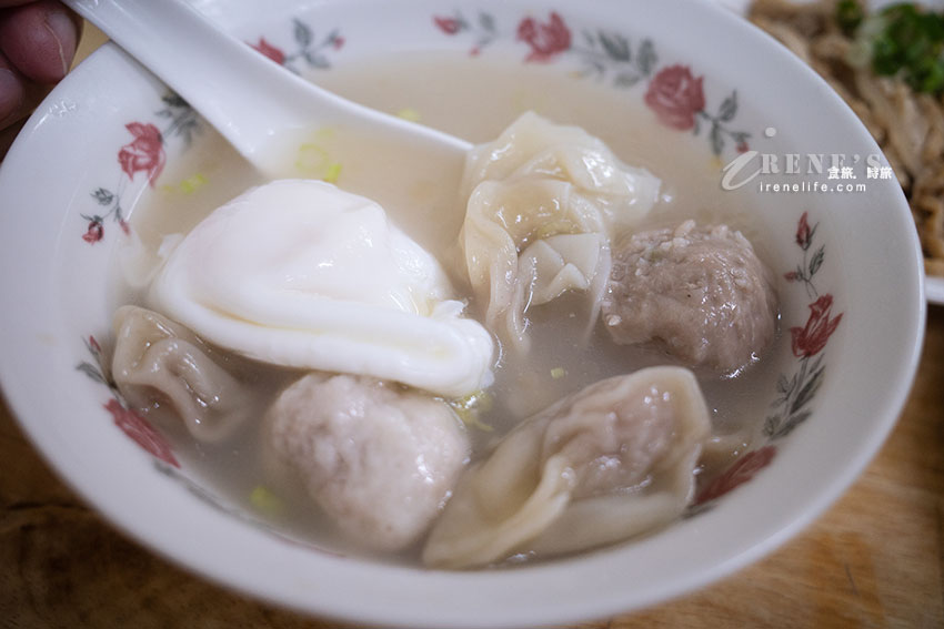 簡簡單單的一碗麵，讓人不惜排隊也要吃，終極吃法必加辣渣