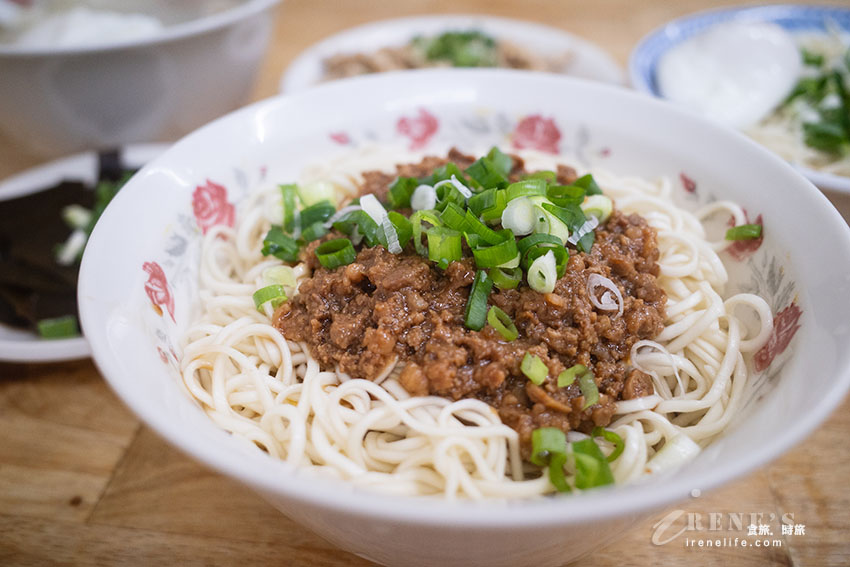 簡簡單單的一碗麵，讓人不惜排隊也要吃，終極吃法必加辣渣 @Irene's 食旅．時旅