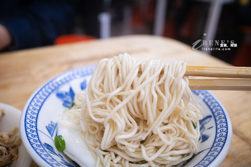 簡簡單單的一碗麵,讓人不惜排隊也要吃,終極吃法必加辣渣 簡簡單單的一碗麵,讓人不惜排隊也要吃,終極吃法必加辣渣