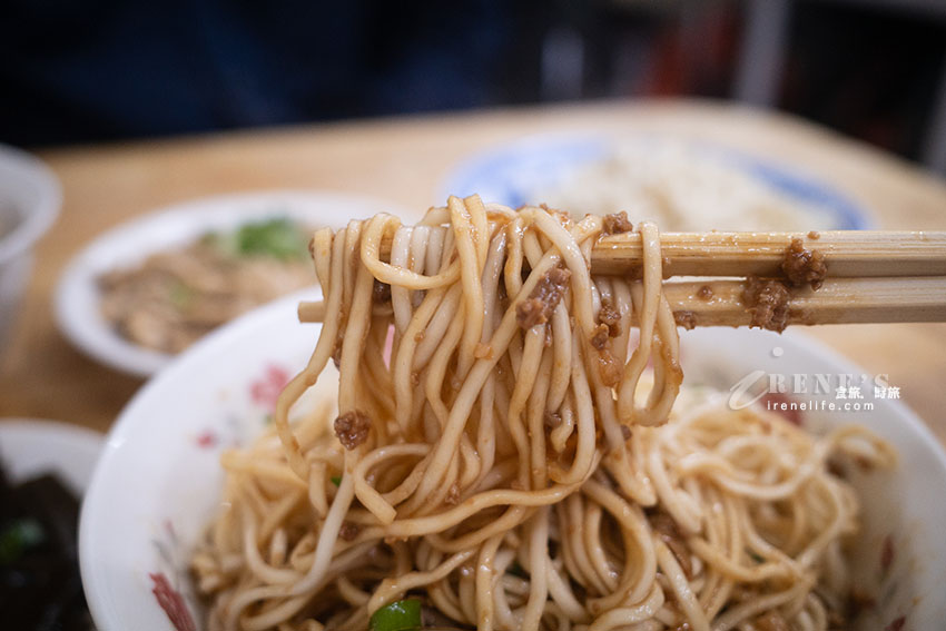 簡簡單單的一碗麵,讓人不惜排隊也要吃,終極吃法必加辣渣 簡簡單單的一碗麵,讓人不惜排隊也要吃,終極吃法必加辣渣