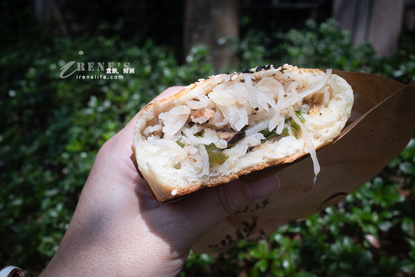 牯嶺街飄香40年的胡椒餅，炭香味十足，蘿蔔絲餅超炸餡