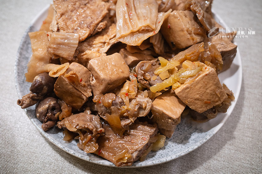 興南夜市超人氣的傳奇冷滷味，中藥滷製入味超級香，加辣更過癮