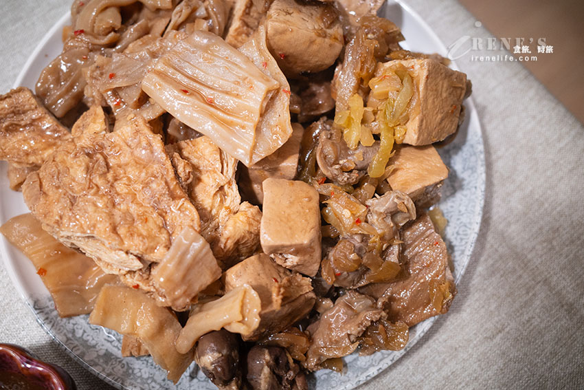 興南夜市超人氣的傳奇冷滷味，中藥滷製入味超級香，加辣更過癮