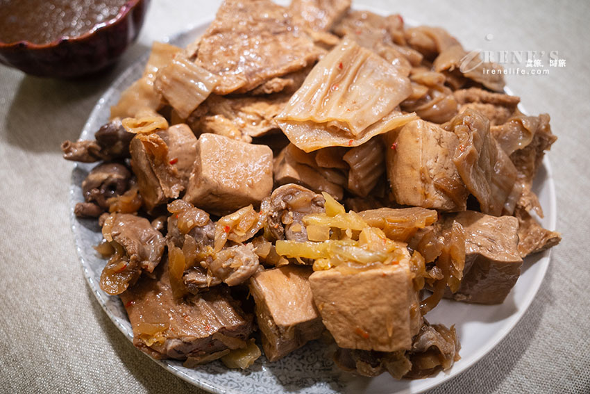 興南夜市超人氣的傳奇冷滷味，中藥滷製入味超級香，加辣更過癮