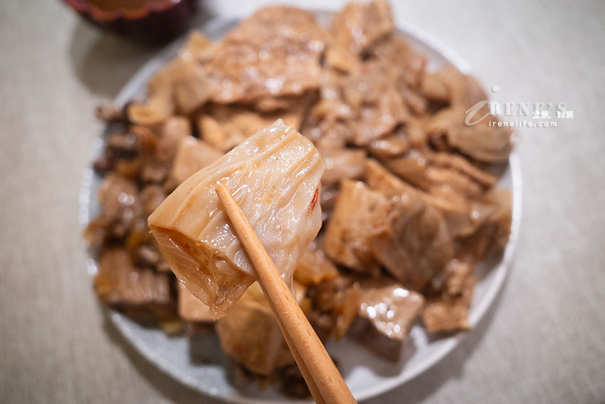 興南夜市超人氣的傳奇冷滷味，中藥滷製入味超級香，加辣更過癮