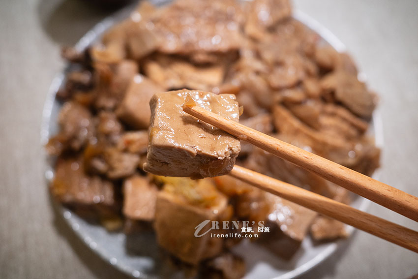 興南夜市超人氣的傳奇冷滷味，中藥滷製入味超級香，加辣更過癮