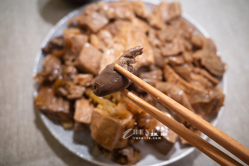 興南夜市超人氣的傳奇冷滷味，中藥滷製入味超級香，加辣更過癮