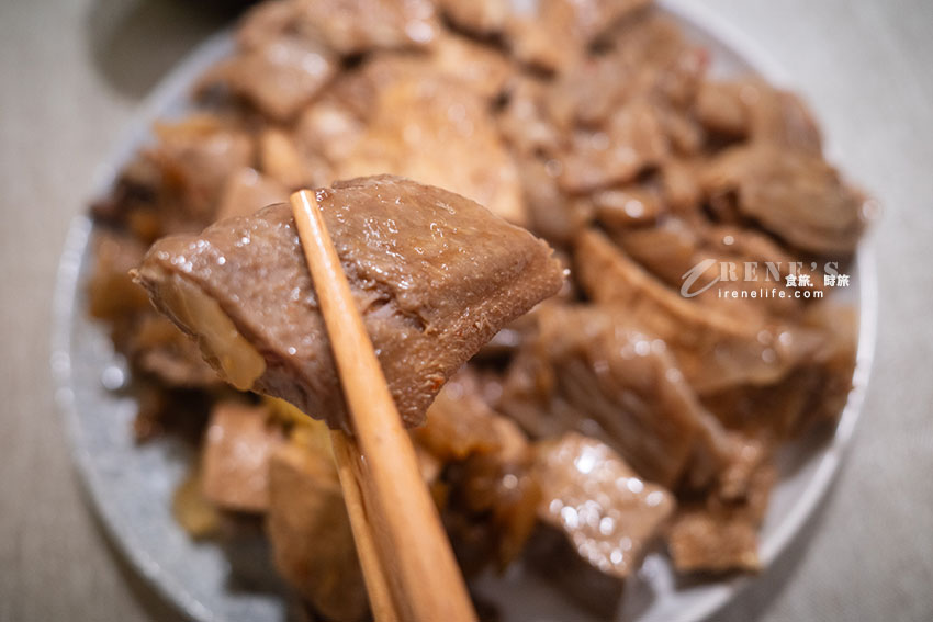 興南夜市超人氣的傳奇冷滷味，中藥滷製入味超級香，加辣更過癮