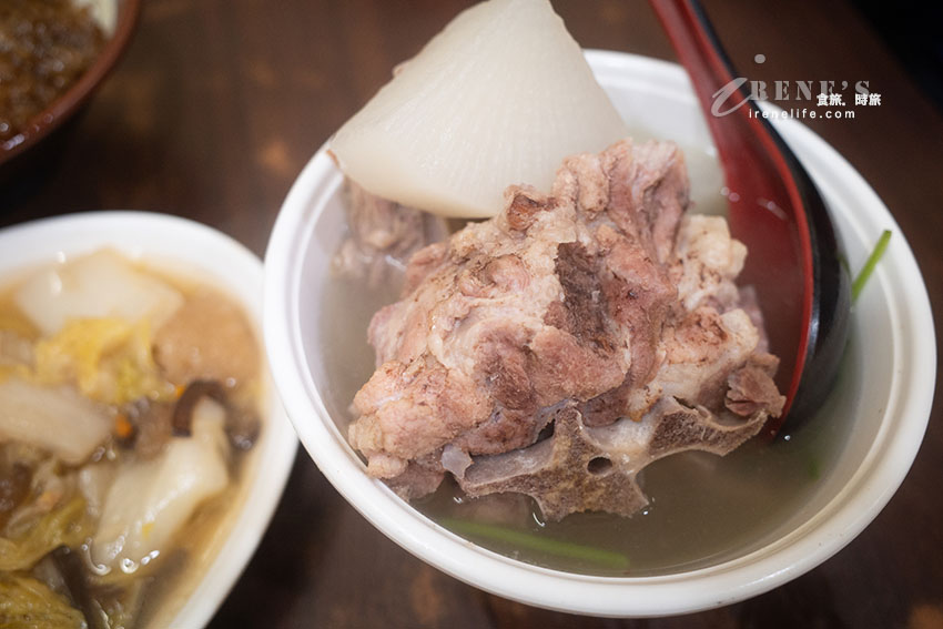 廣州街夜市24小時都吃的到的魯肉飯、鱸魚湯，原汁排骨湯湯濃肉大塊