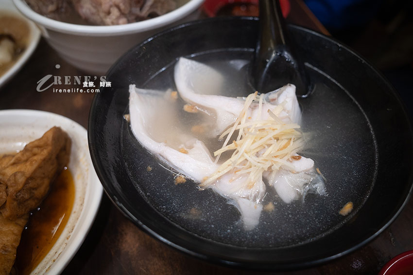 廣州街夜市24小時都吃的到的魯肉飯、鱸魚湯，原汁排骨湯湯濃肉大塊