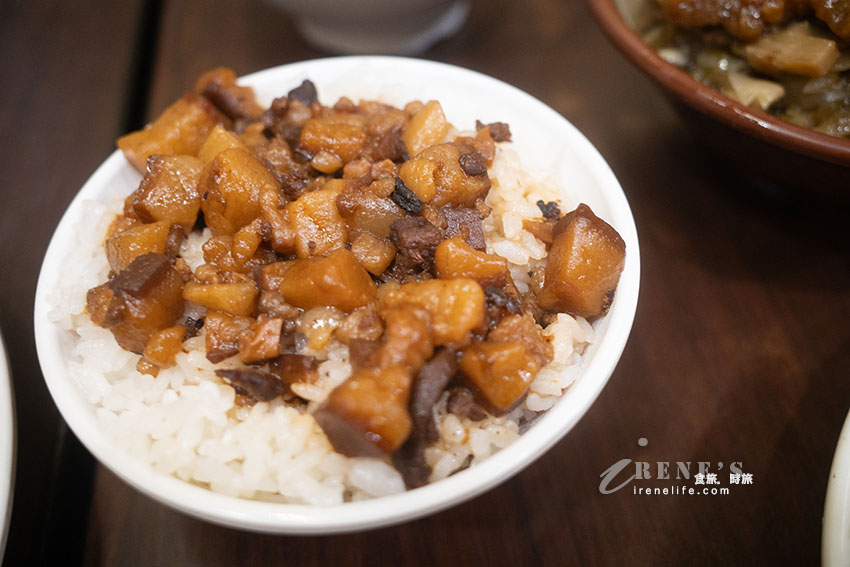 廣州街夜市24小時都吃的到的魯肉飯、鱸魚湯，原汁排骨湯湯濃肉大塊