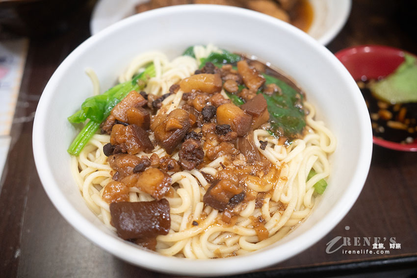 廣州街夜市24小時都吃的到的魯肉飯、鱸魚湯，原汁排骨湯湯濃肉大塊