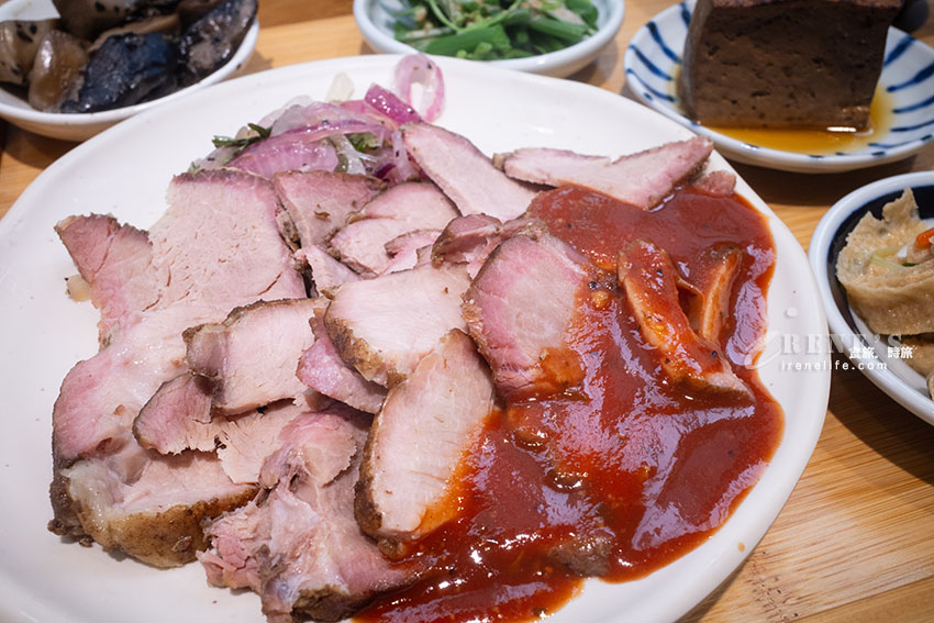 隱藏巷內的定食餐廳，料理有創作性，飲料自助吧居然有這一瓶！