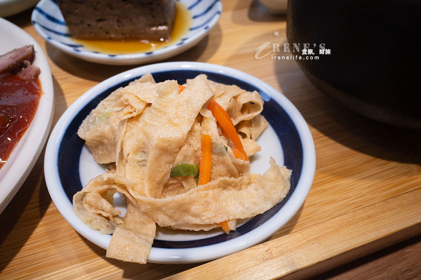 隱藏巷內的定食餐廳，料理有創作性，飲料自助吧居然有這一瓶！