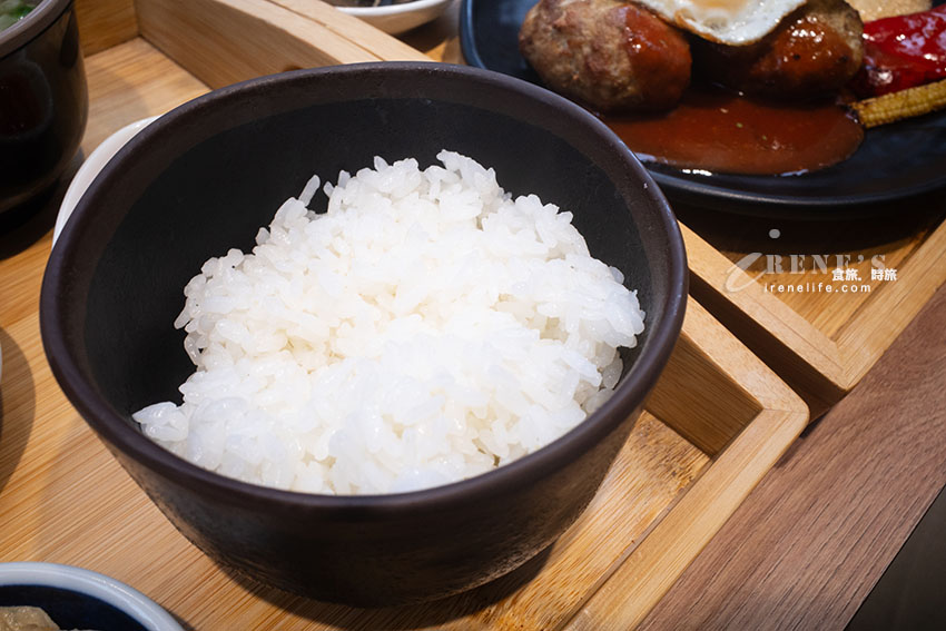 隱藏巷內的定食餐廳，料理有創作性，飲料自助吧居然有這一瓶！