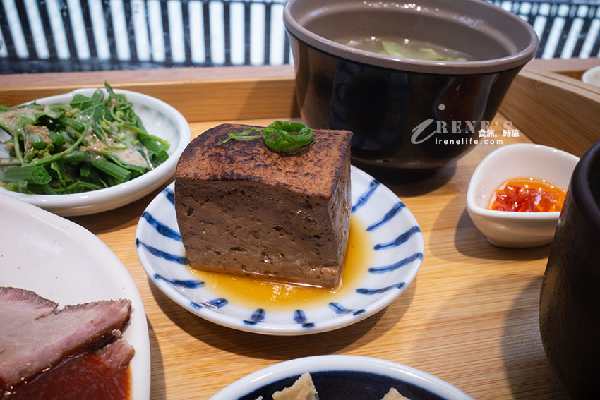 隱藏巷內的定食餐廳，料理有創作性，飲料自助吧居然有這一瓶！