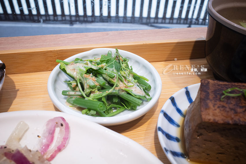 隱藏巷內的定食餐廳，料理有創作性，飲料自助吧居然有這一瓶！