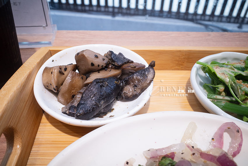隱藏巷內的定食餐廳，料理有創作性，飲料自助吧居然有這一瓶！