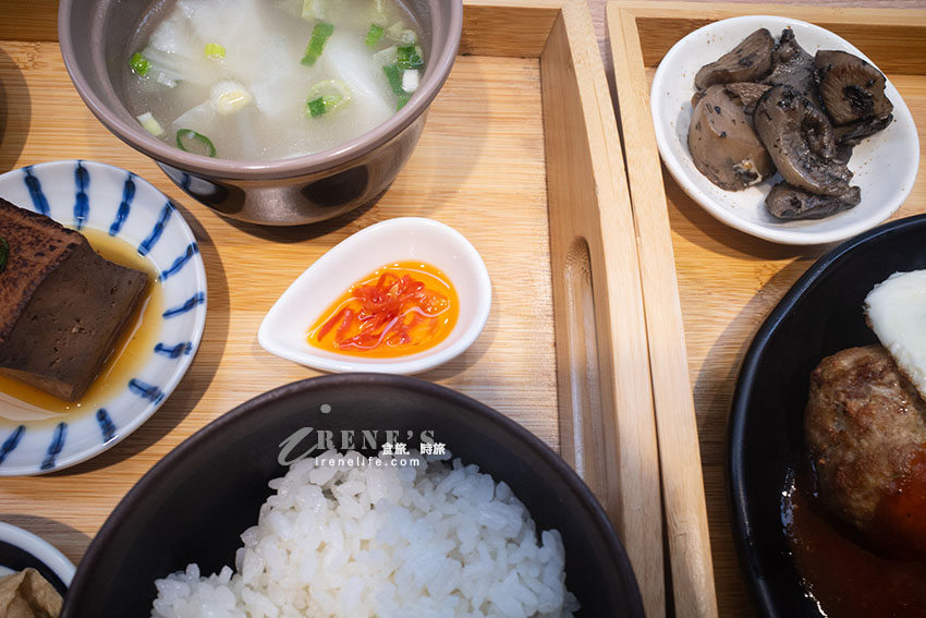 隱藏巷內的定食餐廳，料理有創作性，飲料自助吧居然有這一瓶！