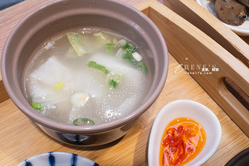 隱藏巷內的定食餐廳，料理有創作性，飲料自助吧居然有這一瓶！