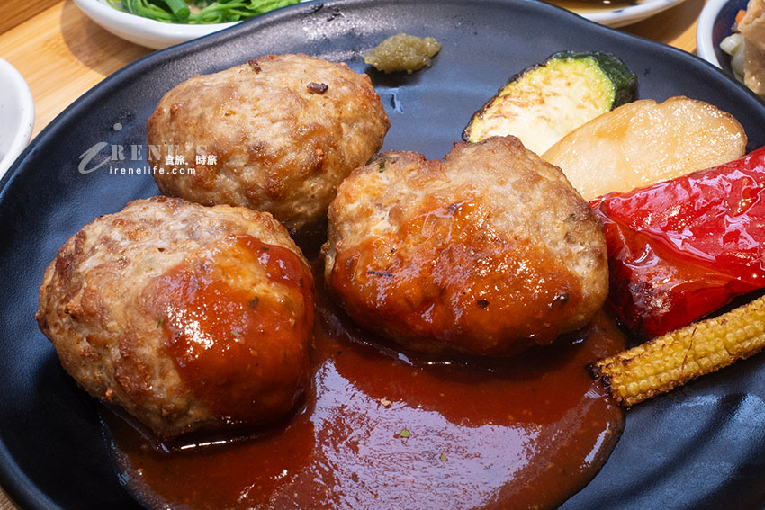 隱藏巷內的定食餐廳，料理有創作性，飲料自助吧居然有這一瓶！