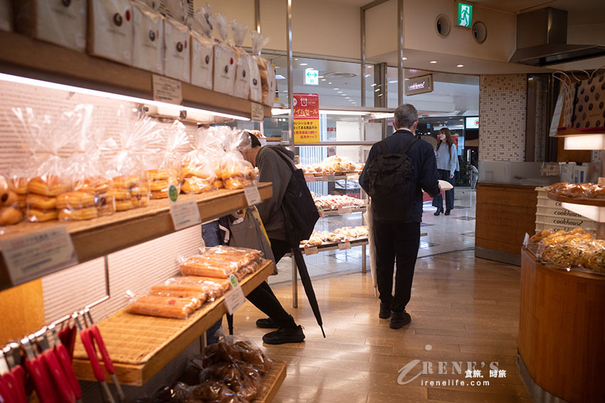 大阪新名物!麵包上烙印上大阪老媽樣,捲捲頭髮配上圓圓的臉超可愛 大阪新名物!麵包上烙印上大阪老媽樣,捲捲頭髮配上圓圓的臉超可愛