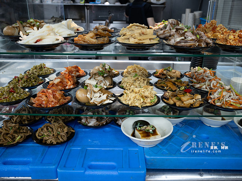 捷運市政府站眷村美食，皮蛋乾麵是人氣餐點，層層小菜好挑選