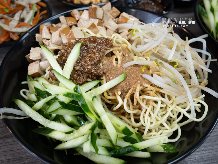 捷運市政府站眷村美食，皮蛋乾麵是人氣餐點，層層小菜好挑選