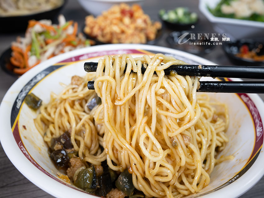 捷運市政府站眷村美食，皮蛋乾麵是人氣餐點，層層小菜好挑選