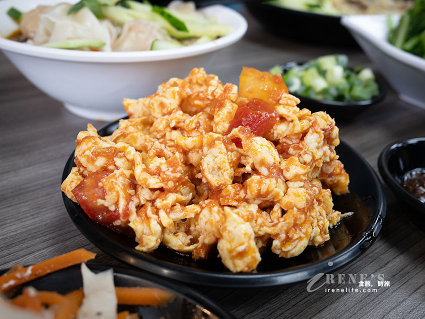 捷運市政府站眷村美食，皮蛋乾麵是人氣餐點，層層小菜好挑選