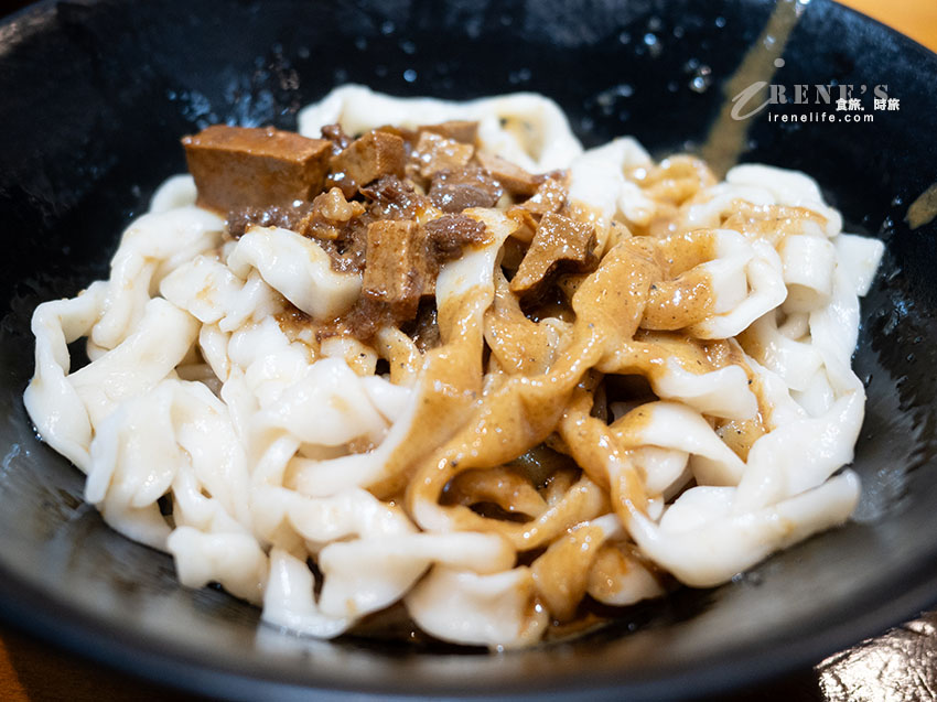 林口三井outlet附近美食，麵條Q而有嚼勁，番茄牛肉麵好濃醇