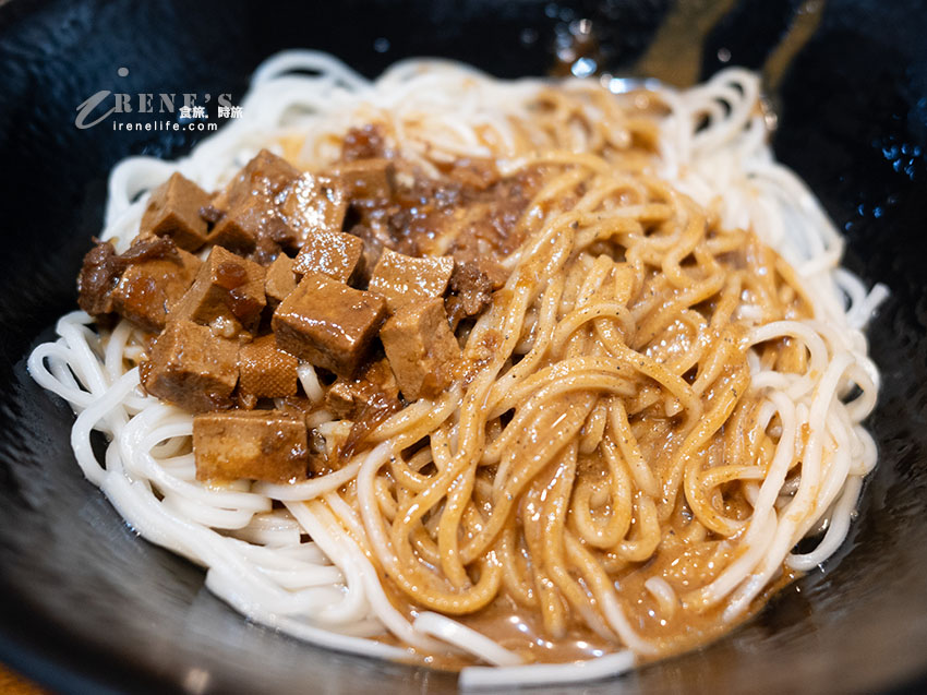 林口三井outlet附近美食，麵條Q而有嚼勁，番茄牛肉麵好濃醇