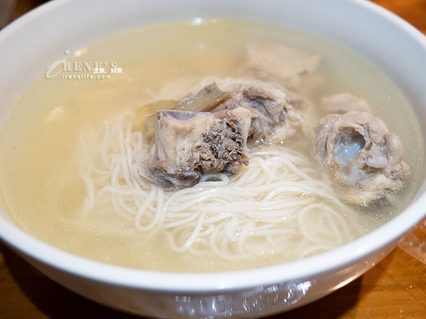 林口三井outlet附近美食，麵條Q而有嚼勁，番茄牛肉麵好濃醇