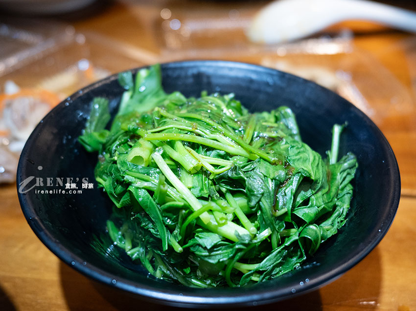 林口三井outlet附近美食，麵條Q而有嚼勁，番茄牛肉麵好濃醇
