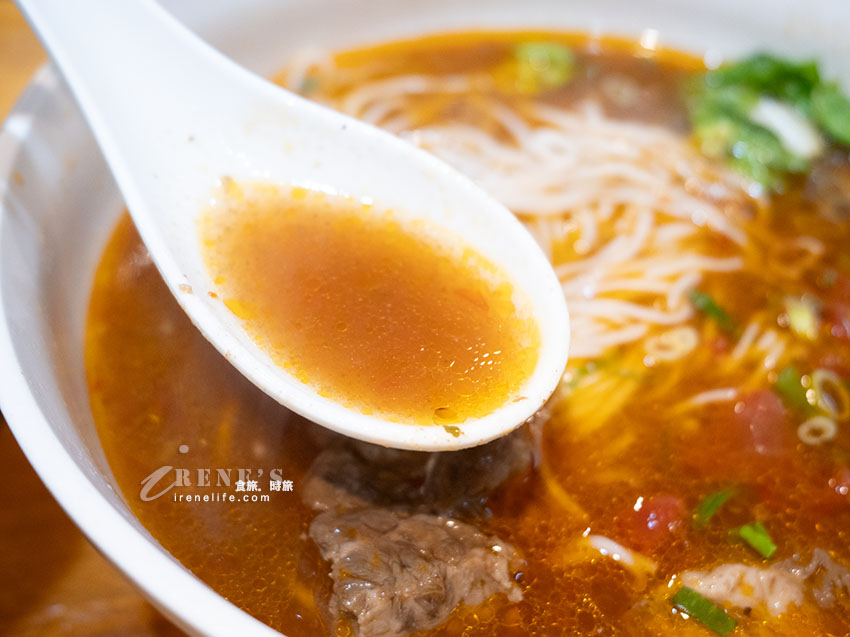 林口三井outlet附近美食，麵條Q而有嚼勁，番茄牛肉麵好濃醇