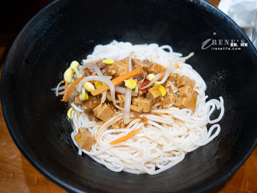 林口三井outlet附近美食，麵條Q而有嚼勁，番茄牛肉麵好濃醇
