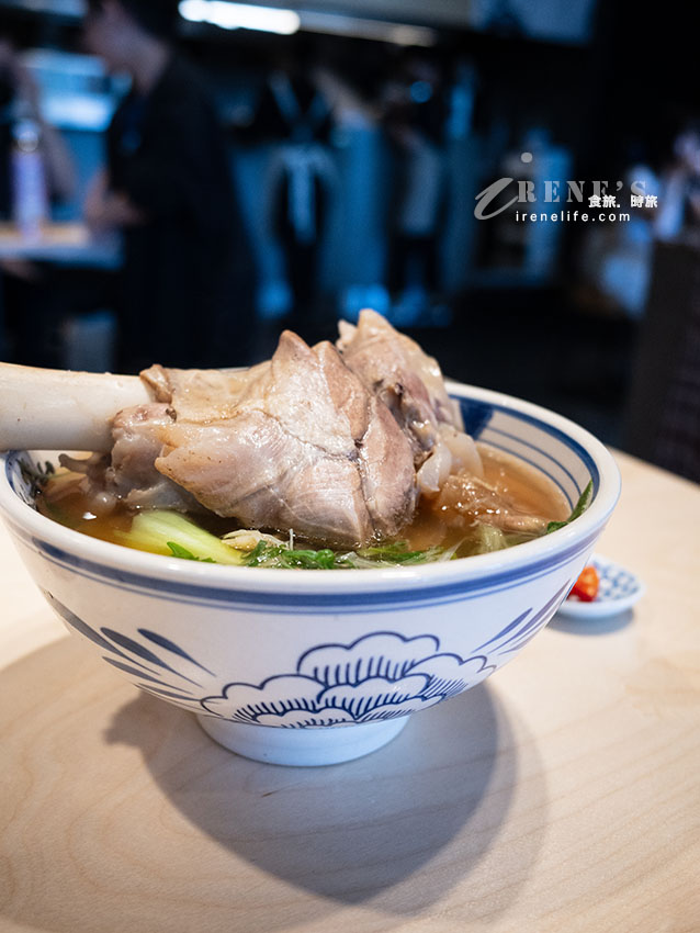 開門前就排爆的桃園牛山 牛肉麵．燒肉飯，肉香軟嫩有厲害