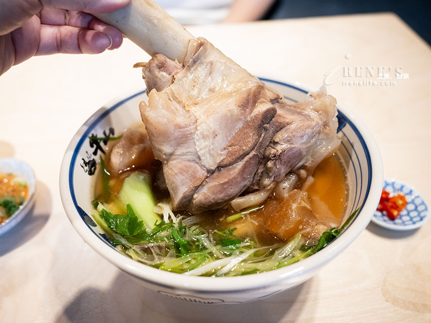 開門前就排爆的桃園牛山 牛肉麵．燒肉飯，肉香軟嫩有厲害