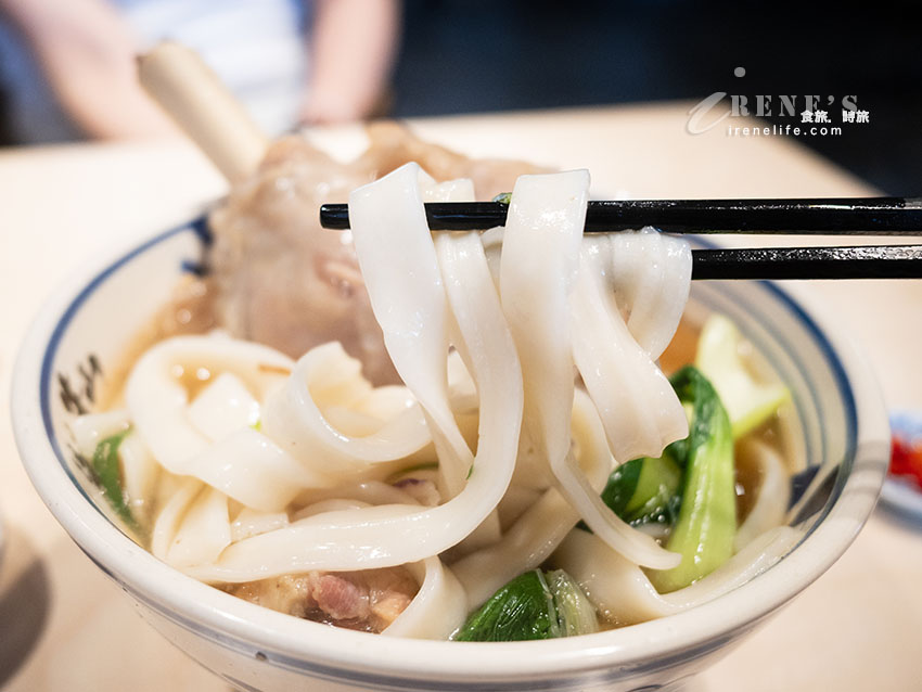 開門前就排爆的桃園牛山 牛肉麵．燒肉飯，肉香軟嫩有厲害